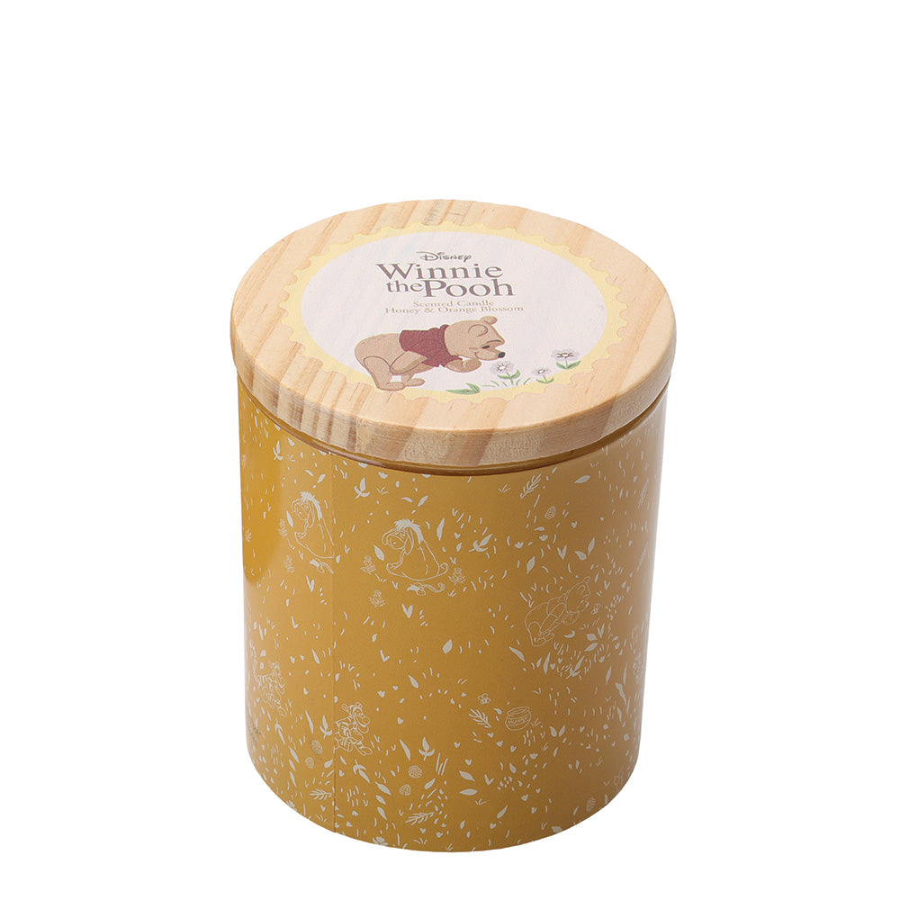 Vul je huis met warmte en Disney-magie met de Disney Home Winnie the Pooh Honey & Orange geurkaars. De zoete honing en frisse sinaasappeltonen creëren een gezellige, vrolijke sfeer, terwijl het schattige Winnie the Pooh-design de kaars tot een charmante en speelse blikvanger maakt, perfect om jezelf te verwennen of cadeau te geven.