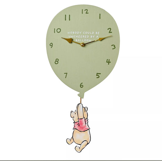 Vrolijke wandklok met Winnie de Poeh illustratie, perfect als cadeau voor Disney-fans van alle leeftijden.