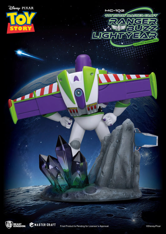 Disney Pixar Toy Story Buzz Lightyear statue met vastberaden blik en gedetailleerd ontwerp.
