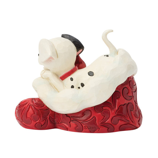 Breng feestelijke Disney-magie in huis met dit beeldje van een Dalmatiër in kerstmuts, speels en charmant voor elke kerstcollectie.