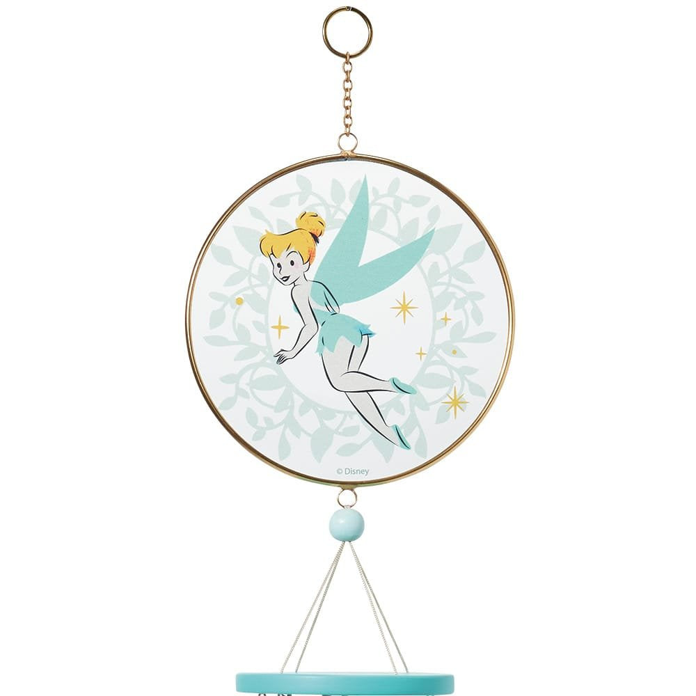 Betoverende Tinker Bell windgong met sprookjesachtig ontwerp, omringd door bloemen, verspreidt rustgevende klanken in een magische buitenruimte.