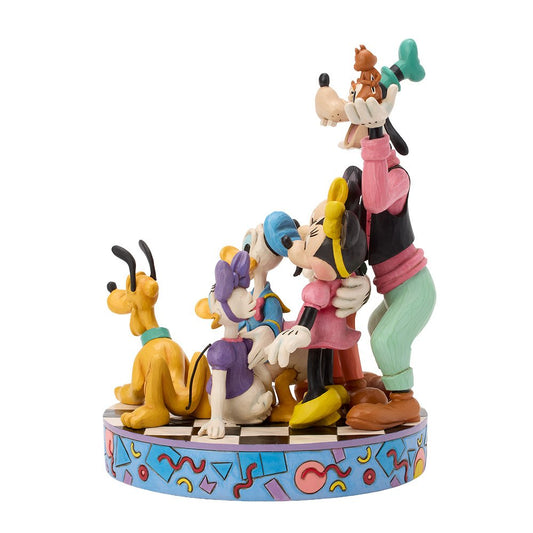 Disney Traditions Mickey & Friends beeldje in jaren 90 stijl met Mickey Mouse en iconische Disney vrienden