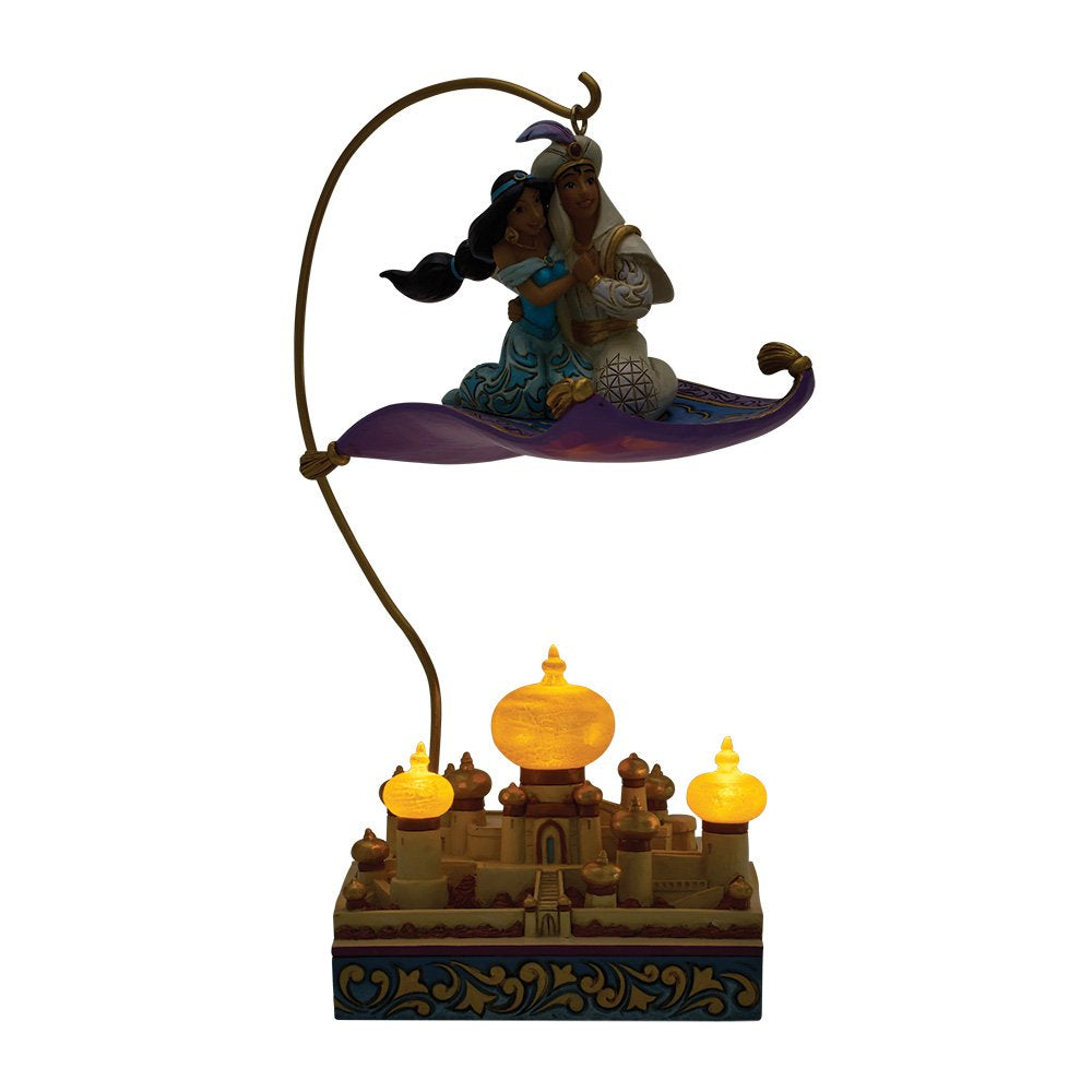 Breng een vleugje Disney-romantiek in huis met dit elegante Disney Traditions beeldje van Jasmine en Aladdin – Magic in the Moonlight. De harmonieuze compositie en subtiele details zorgen voor een dromerige sfeer die in elk interieur tot zijn recht komt.
Het ontwerp van Jim Shore staat garant voor kwaliteit, karakter en oog voor detail, waardoor dit beeldje niet alleen een decoratief pronkstuk is, maar ook een waardevolle aanvulling op iedere Disney-verzameling.