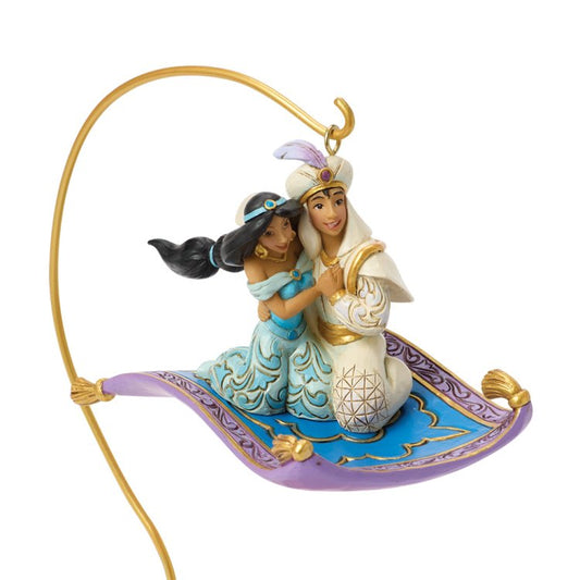 Dit sfeervolle Disney Traditions Magic in the Moonlight beeldje met Jasmine en Aladdin is een prachtig eerbetoon aan één van Disney’s meest geliefde liefdesverhalen. De verfijnde houding, het maanlichteffect en de handgeschilderde details geven dit beeldje een warme en magische uitstraling.
Dankzij het vakmanschap van Jim Shore is dit een hoogwaardig verzamelstuk, perfect om cadeau te geven of om zelf een speciaal plekje in huis te geven.