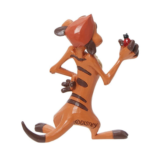 Timon uit The Lion King als decoratief figuur, staand in nonchalante pose met traditionele quiltmotieven en houtsnijwerkdetails.