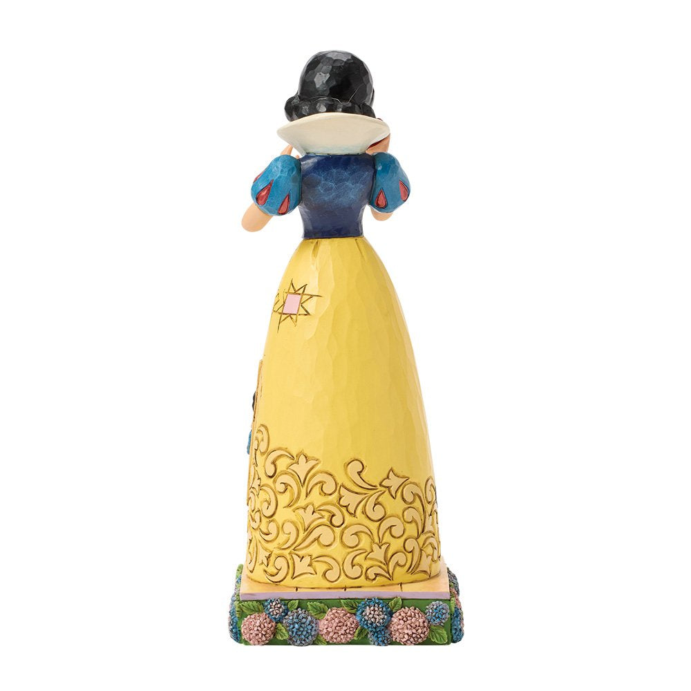 Geef een betoverend Disney-cadeau met het A Poisoned Promise ‘Snow White Dress Scene’ beeldje. Perfect voor verzamelaars en fans van Sneeuwwitje.