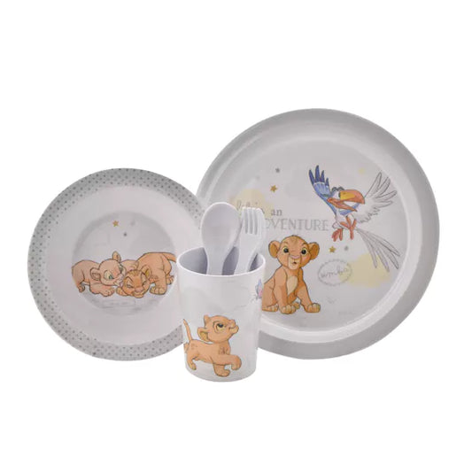 Deze prachtige Magical Beginnings dinerset bevat een versierd bord, kom, beker en bestek, allemaal met schattige Lion King afbeeldingen en een inspirerende boodschap.