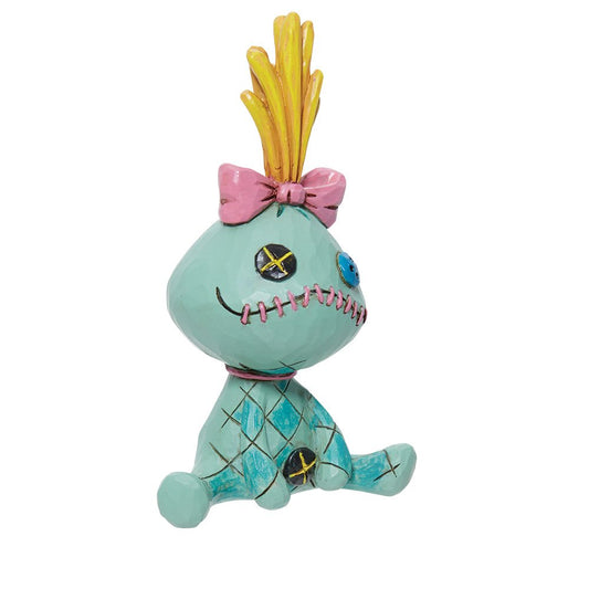"Schattig Disney Traditions beeldje van Scrump, Lilo’s zelfgemaakte popje, uniek handgemaakt in Jim Shore-stijl voor verzamelaars."