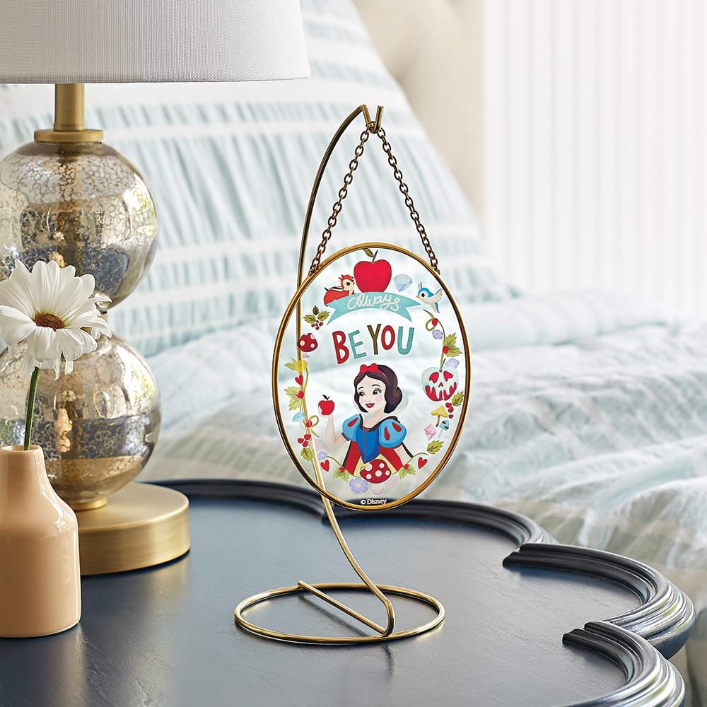 Prachtige Snow White Suncatcher van Disney Garden die zonlicht vangt en een magisch schouwspel creëert, perfect voor tuinen, balkons en terrassen.