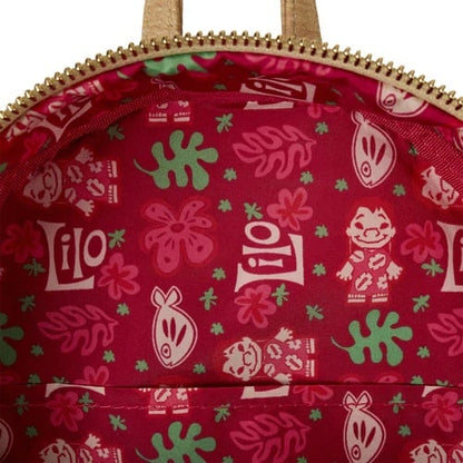 "Speelse Lilo & Stitch rugzak met hibiscusbloemen, Scrump-bedel en kleurrijke Hawaïaanse details – perfect voor zomerse outfits."