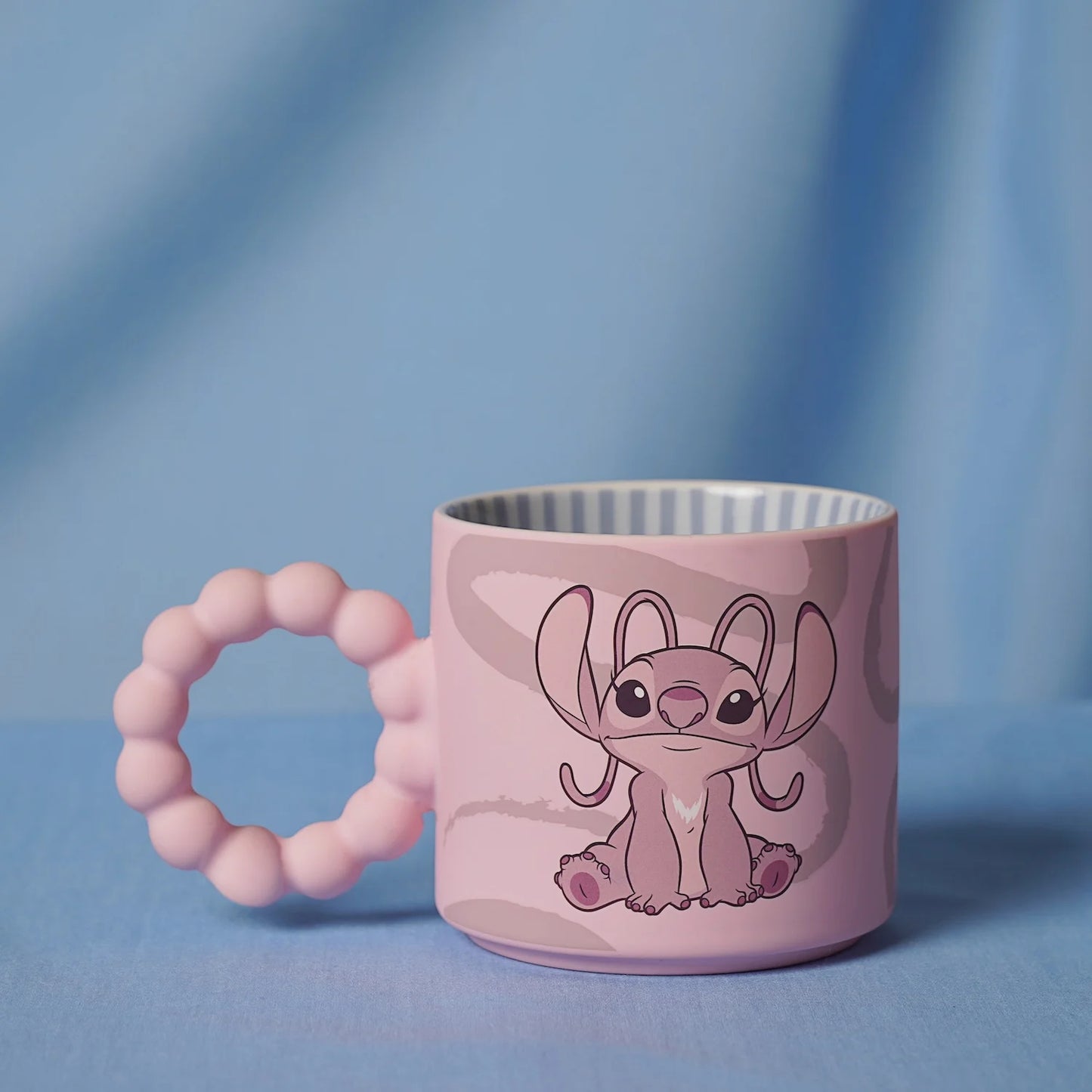 Stijlvolle Disney mok met schattige Angel-print en levendige kleuren, perfect als cadeau voor Disney-fans en verzamelaars.