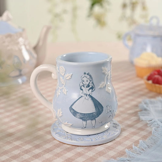 "Alice in Wonderland beker met een kleurrijke illustratie van Alice"