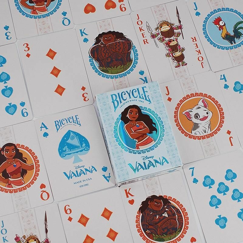 De vertrouwde kwaliteit van Bicycle gecombineerd met Disney’s Vaiana. Duurzame, kleurrijke kaarten ideaal voor casual spelletjes, fanatieke kaartavonden en als origineel cadeau.