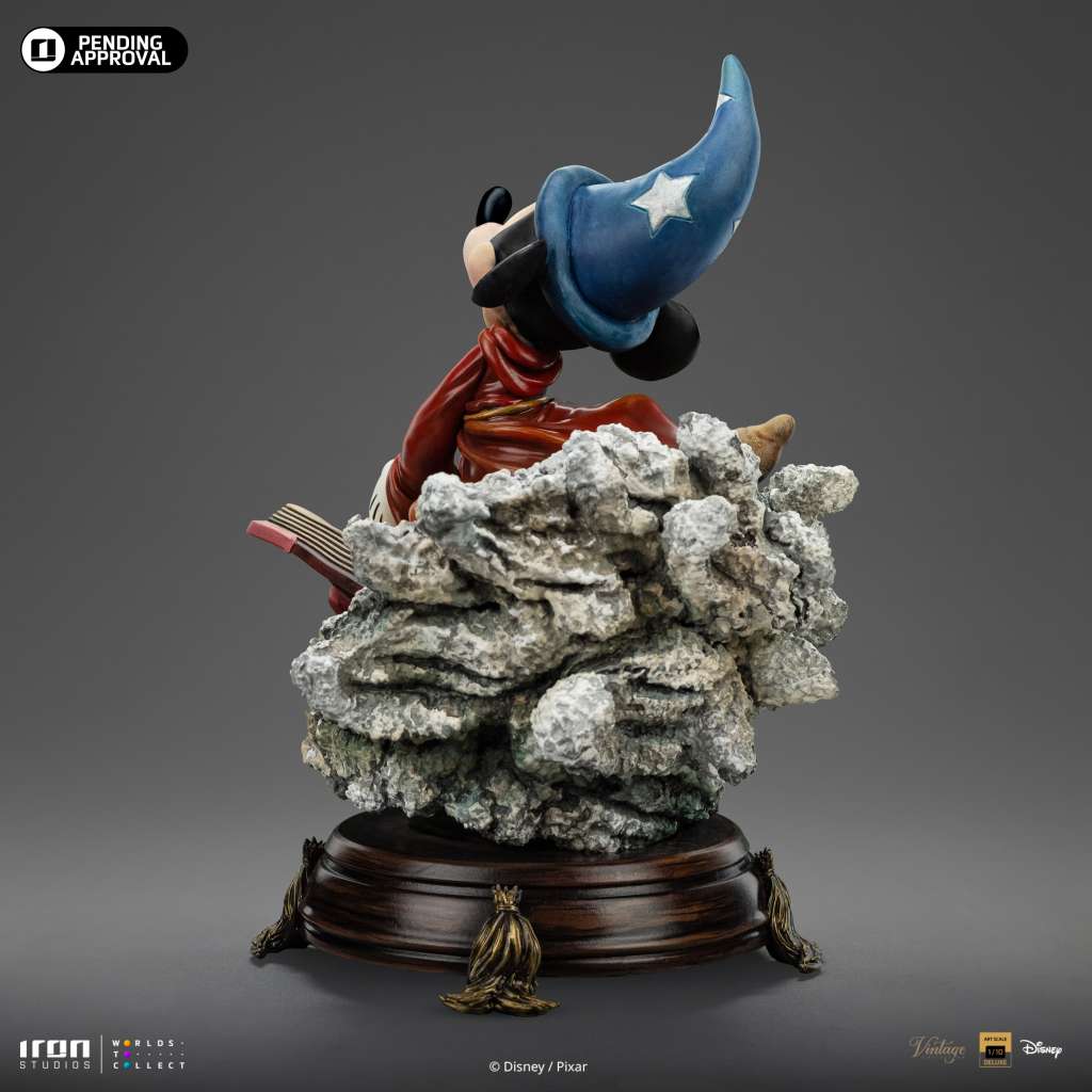 Mickey klampt zich vast aan het toverboek terwijl een golf hem meesleurt – iconische scène uit The Sorcerer’s Apprentice, nu als collectible.
