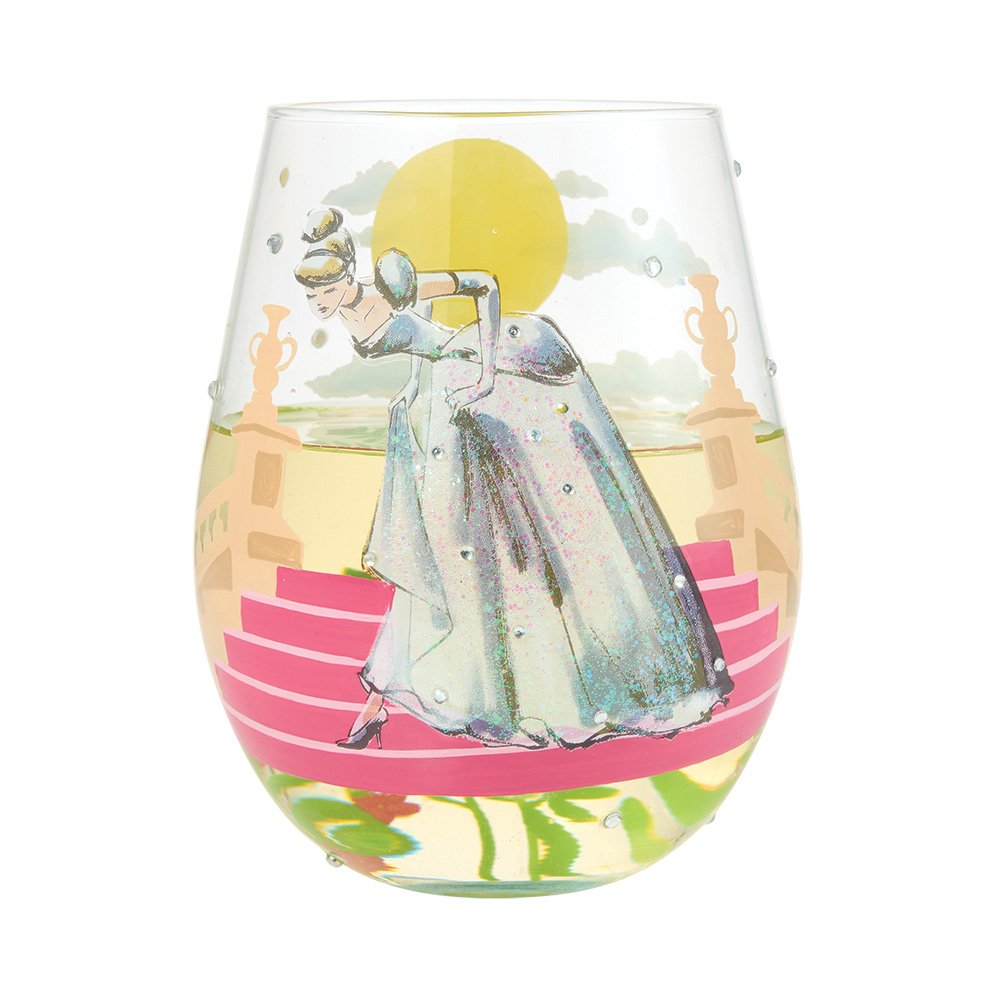 Geniet van je favoriete drankjes met een vleugje sprookjesromantiek dankzij het Disney Assepoester Drinkglas “If the Shoe Fits”. Het elegante ontwerp en de iconische tekst brengen de magie van Assepoester tot leven in elk moment.