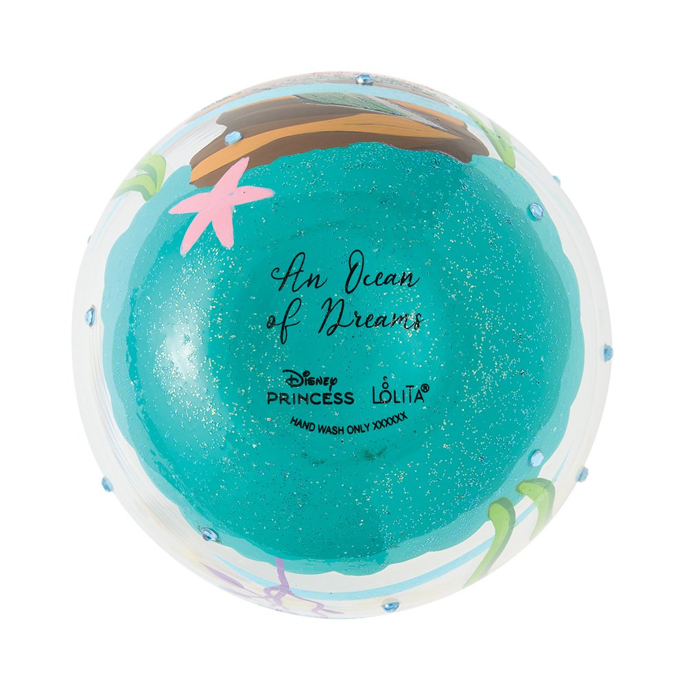 Voeg een sprankelend vleugje Disney-magie toe aan je interieur met het Ariel Drinkglas “An Ocean of Dreams”. Het elegante design met Ariel en zeemeermotieven maakt dit glas zowel een functioneel item als een prachtige eyecatcher.