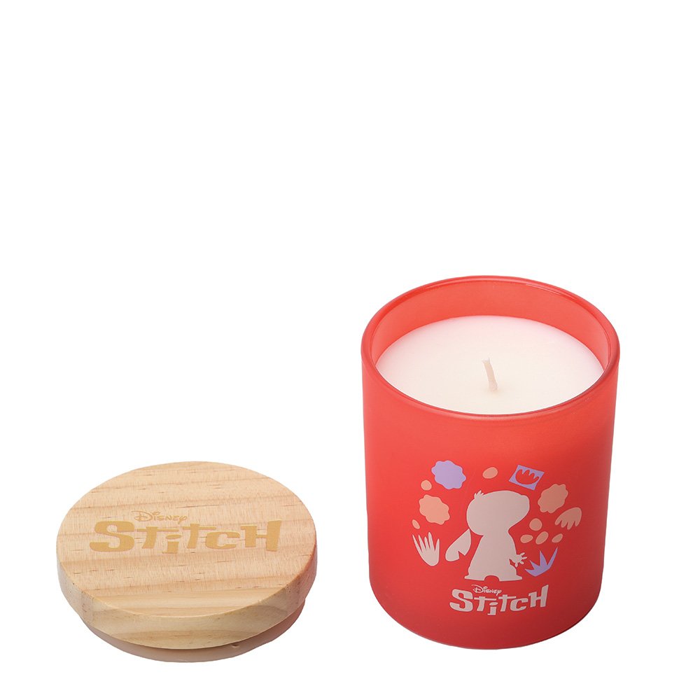 Voel de tropische magie met de Disney Home Stitch Plumeria & Lychee geurkaars. De combinatie van bloemige plumeria en fruitige lychee zorgt voor een vrolijke, ontspannende ambiance, terwijl Stitch het interieur een speelse touch geeft.