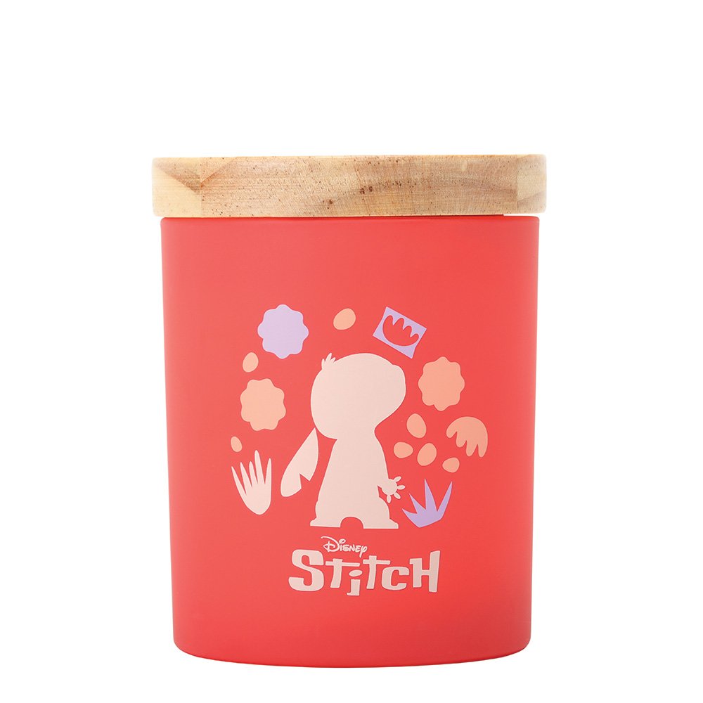 Haal een tropische Disney-vibe in huis met de Disney Home Stitch Plumeria & Lychee geurkaars. De zachte bloemengeur van plumeria gecombineerd met frisse lychee creëert een vrolijke en ontspannen sfeer, terwijl het speelse Stitch-design een charmante toevoeging aan je interieur is.