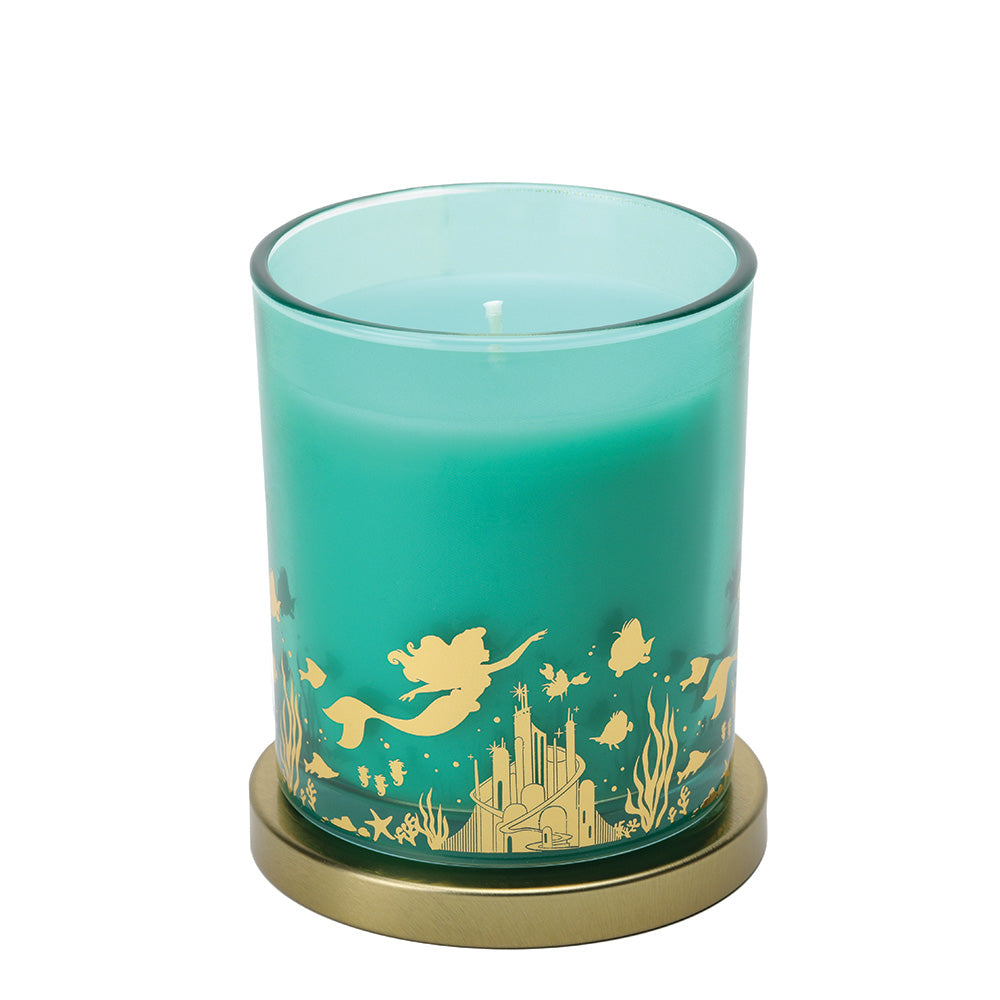 Droom weg naar Ariels onderwaterwereld met de Disney Home Ariel Coral Blossom Sea Salt geurkaars. De zachte, frisse geur van zeezout roept het gevoel op van een frisse oceaanbries en bloeiende koraaltuinen. Ideaal om je huis te vullen met rust, warmte en een vleugje Disney-magie.