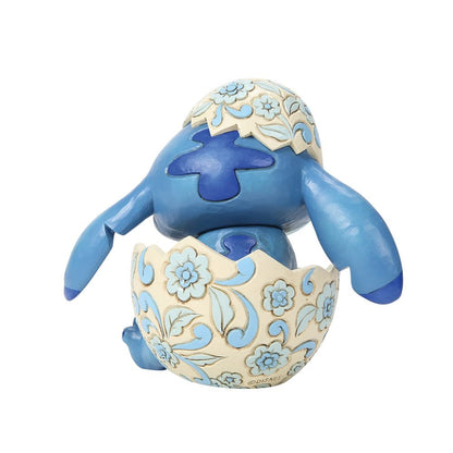 Disney Traditions Stitch paasdecoratie met kuikens in folk-artstijl, gedetailleerd verzamelbeeld voor Disney fans.