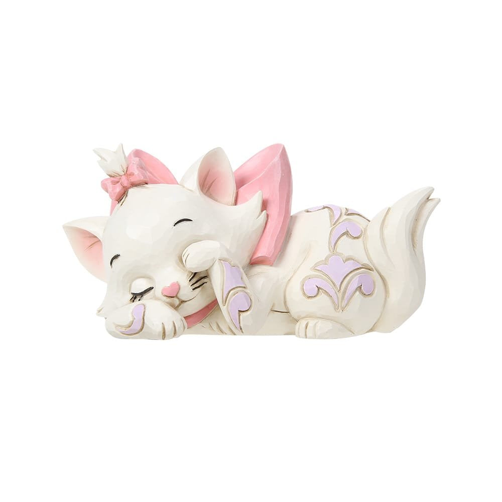 Disney Traditions Marie Slaperig beeld van Jim Shore uit The Aristocats met handgeschilderde details en zachte kleuren.