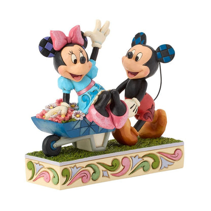 Romantisch Disney Traditions beeld van Mickey en Minnie Mouse in kruiwagen, gedetailleerde verzamel figurine.