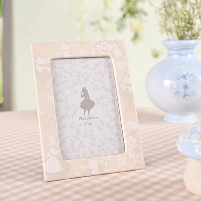 "Fotolijst met een speels ontwerp van Alice in Wonderland, met afbeeldingen van het theefeestje en andere bekende momenten uit het verhaal."