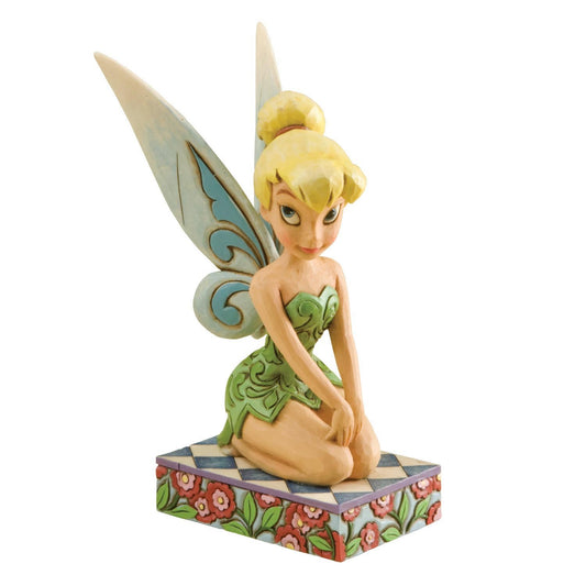 Betoverend Disney Traditions beeldje van een elfjespersonage, met handbeschilderde details in folk art-stijl van Jim Shore, geleverd in een stijlvolle geschenkverpakking.