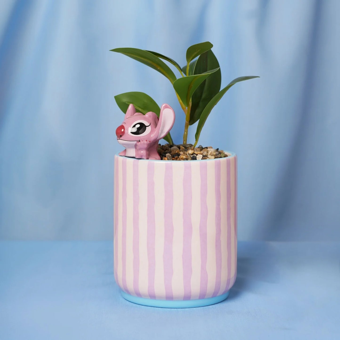 Plantenpot met mini Angel uit Disney’s Lilo & Stitch, voorzien van een levensechte kunstplant en charmant design, perfect voor bureau, vensterbank of woonkamer.