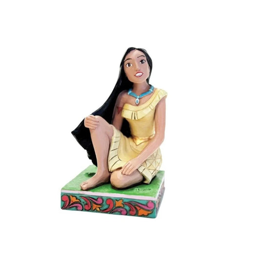 Betoverend Pocahontas-beeldje van Jim Shore, handbeschilderd en met levendige patronen in haar haar, een uniek verzamelobject dat de moed, wijsheid en harmonie van de Disney-prinses viert.