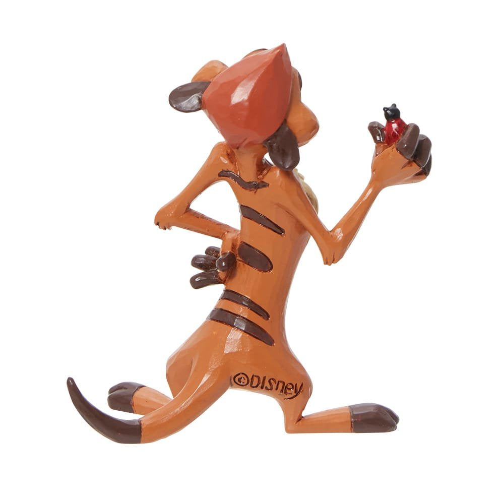 Timon uit The Lion King als decoratief figuur, staand in nonchalante pose met traditionele quiltmotieven en houtsnijwerkdetails.