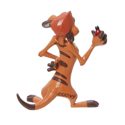 Timon uit The Lion King als decoratief figuur, staand in nonchalante pose met traditionele quiltmotieven en houtsnijwerkdetails.