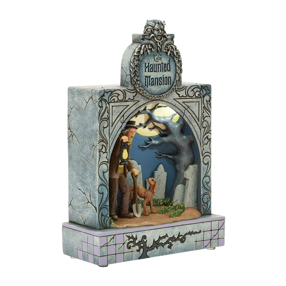 Breng de mysterieuze magie van Disney’s Haunted Mansion tot leven met dit Ghostly Graveyard Guardian diorama. Een charmant en spookachtig beeldje voor elke Disney-collectie.