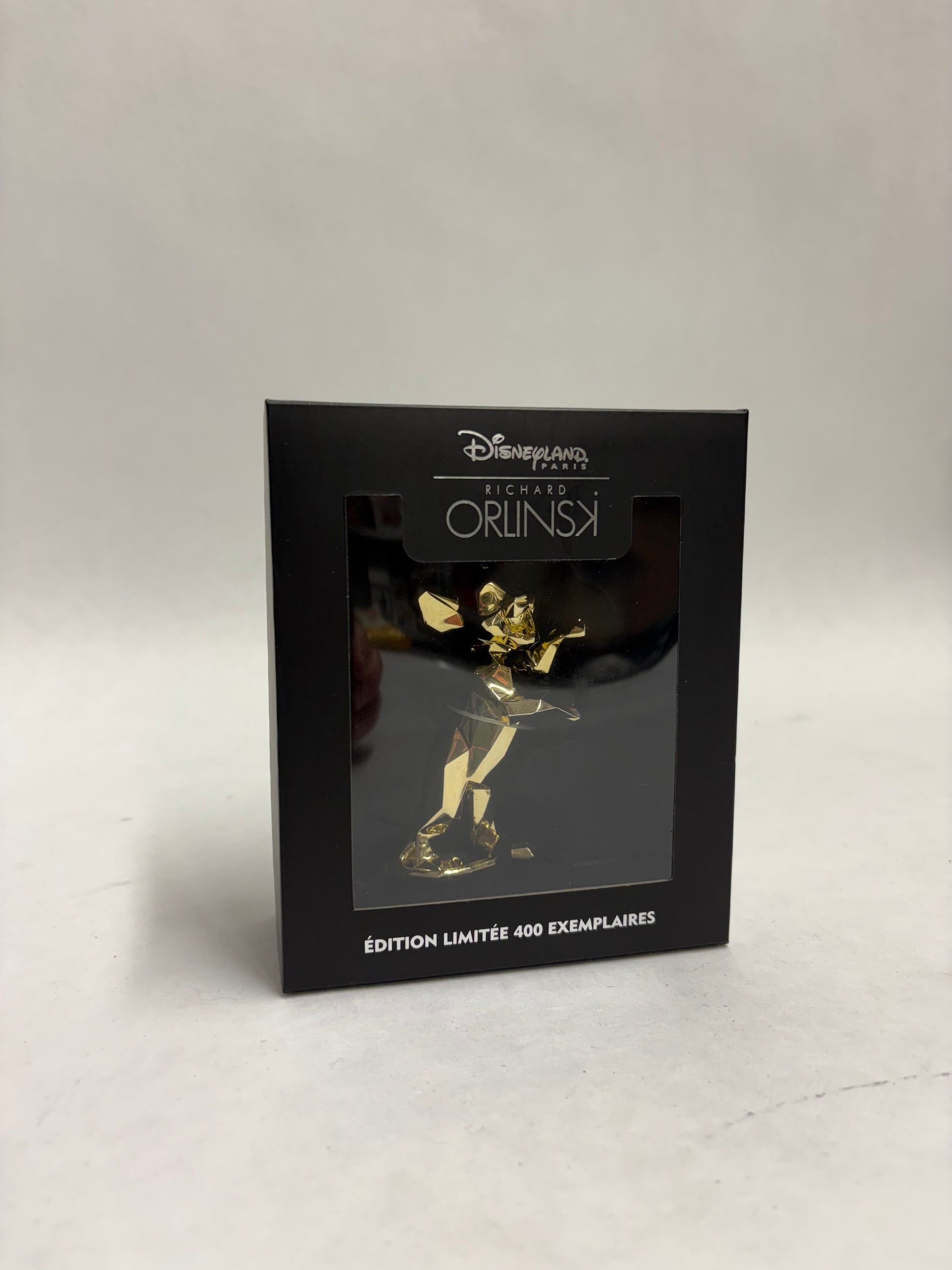 Orlinski Simba gouden pin – moderne pop-art in miniatuur