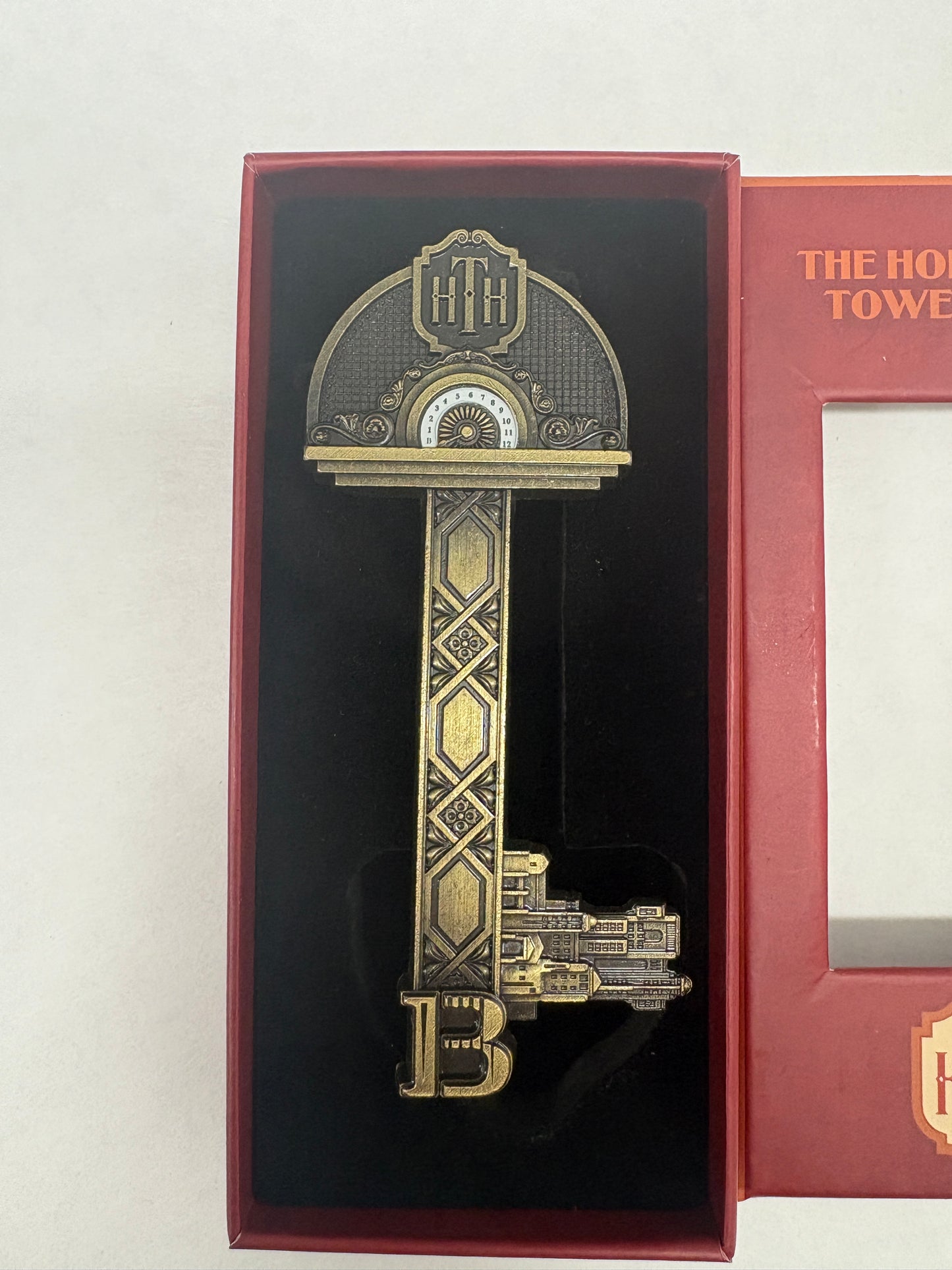 Gedetailleerde decoratieve sleutel geïnspireerd op The Twilight Zone Tower of Terror attractie.
