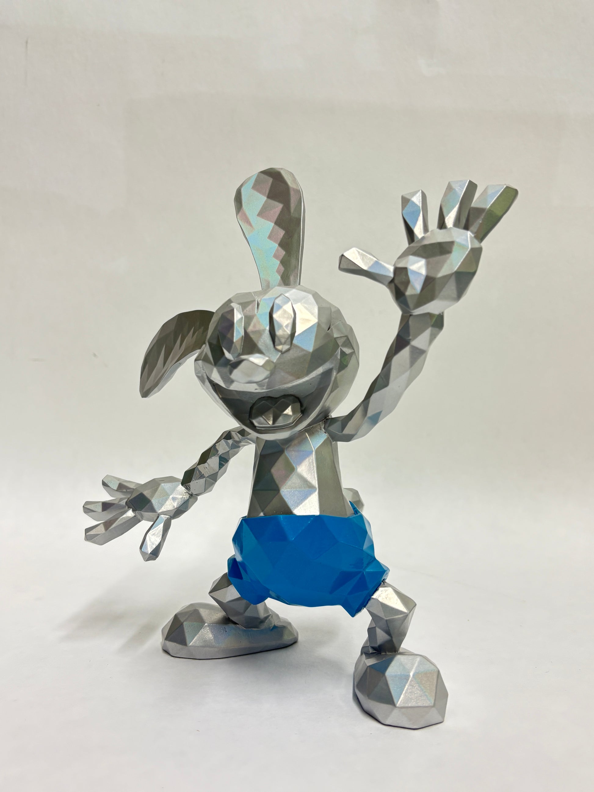 Charmant beeldje van Oswald, Disney’s eerste animatiefiguur, met vrolijke pose en kenmerkende oren.