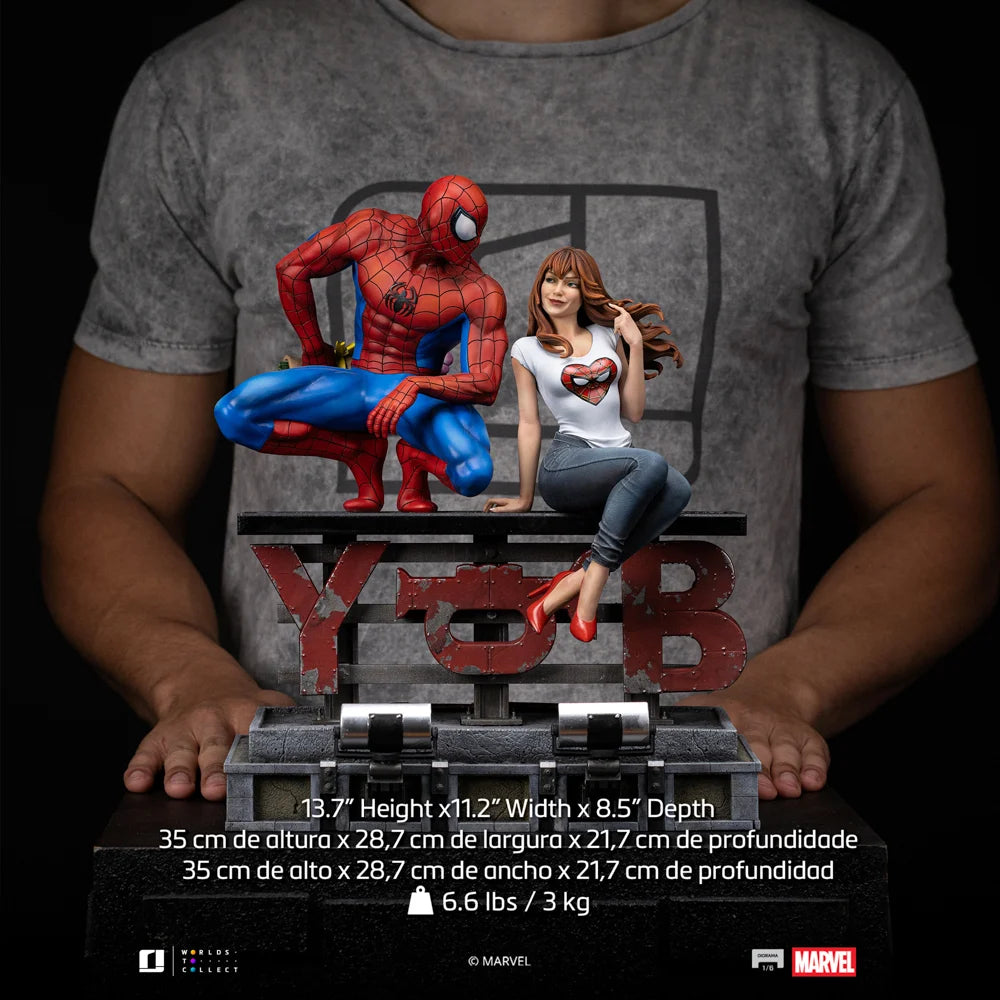 “Spider-Man & MJ statue diorama in levendige kleuren, gedetailleerd handgemaakt en officieel gelicentieerd Marvel-beeldje.”