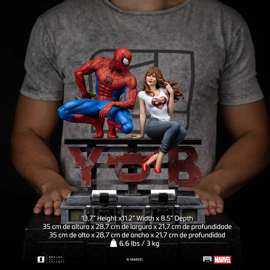 “Spider-Man & MJ statue diorama in levendige kleuren, gedetailleerd handgemaakt en officieel gelicentieerd Marvel-beeldje.”