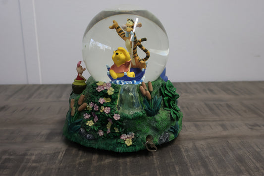 Winnie the Pooh en Vrienden Globe – Een magische sneeuwbol met gedetailleerde figuren van Pooh, Teigetje, Knorretje en meer. Perfect voor Disney-verzamelaars!