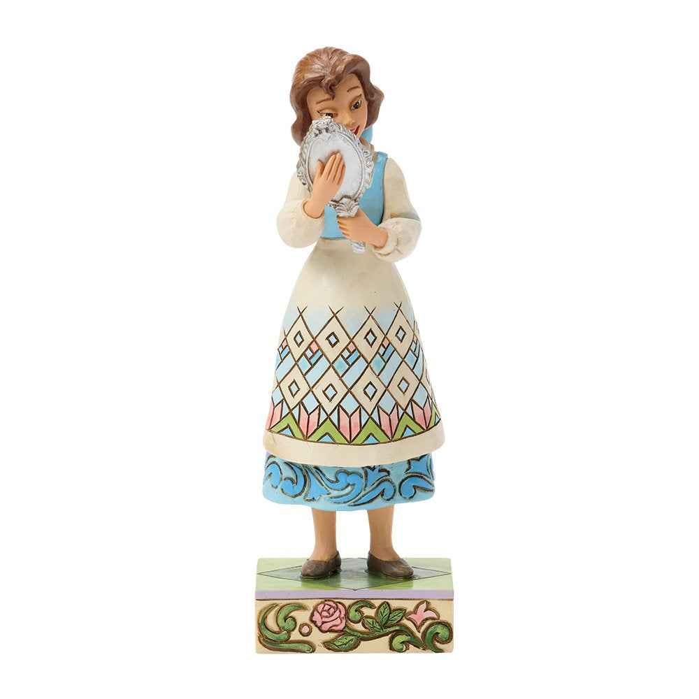 Disney Traditions A Glimpse Within toont Belle die in de spiegel kijkt. Compact, gedetailleerd en perfect als Disney-verzamelobject of decoratie.