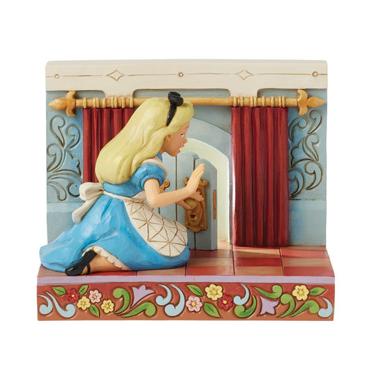 Alice in Wonderland-beeldje van Jim Shore met LED-verlichting, waarop Alice nieuwsgierig een deur opent met een glimlachende deurknop en gordijnen die het magische Wonderland onthullen – een gedetailleerd en betoverend verzamelobject voor Disney-fans.