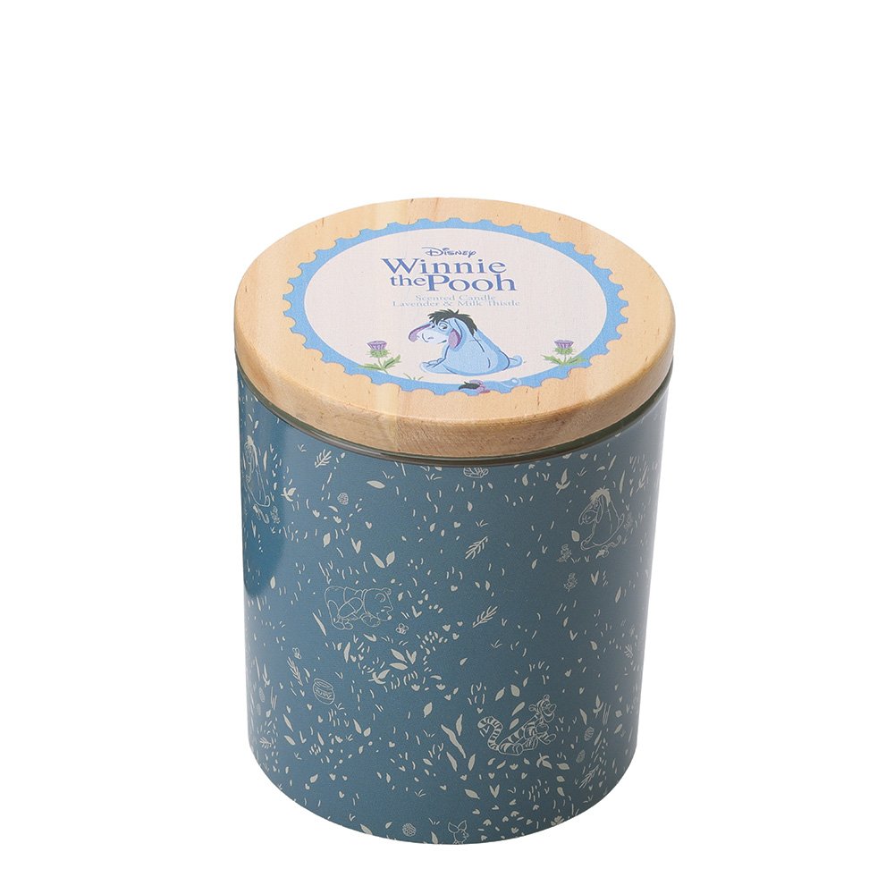 Laat je huis vullen met knusse rust en zachtheid met de Disney Home Eeyore Lavender & Milk geurkaars. De kalmerende lavendelgeur gecombineerd met zachte melktonen creëert een serene en ontspannende sfeer. Het schattige design, geïnspireerd door Eeyore uit Winnie de Poeh, maakt deze kaars tot een stijlvolle en speelse toevoeging aan elk interieur, perfect voor jezelf of als lief cadeau voor Disney-fans.