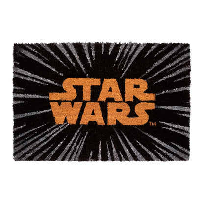 "Star Wars deurmat: Laat de Force met je zijn terwijl je wordt verwelkomd door iconische personages omringd door Star Wars-logo's. Moge de kokosvezels vuil en vocht van je schoenzolen verwijderen. Afmetingen: 60x40cm."
