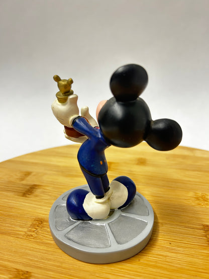 "Disney Mickey Mouse Award: De belichaming van inspiratie en prestatie, gevangen in een tijdloos kunstwerk."