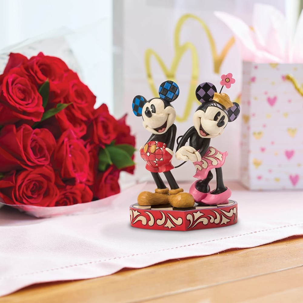 "Disney Traditions beeldje van Mickey en Minnie Mouse in een hartverwarmende pose, handgemaakt in klassieke Jim Shore-stijl."