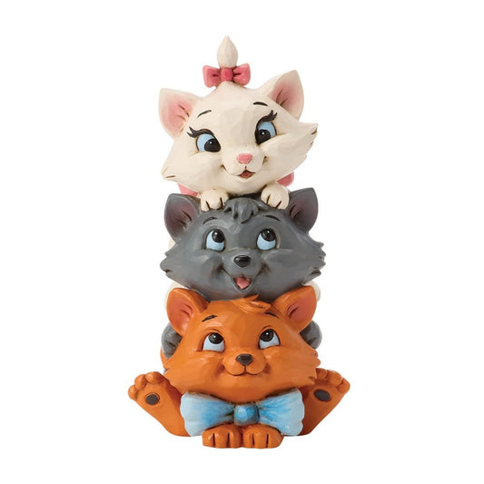 Enesco Jim Shore-beeldje van de Aristocats-kittens Toulouse, Berlioz en Marie speels op elkaar gestapeld met vrolijke gezichten, uitgevoerd in Jim Shore’s kenmerkende stijl.