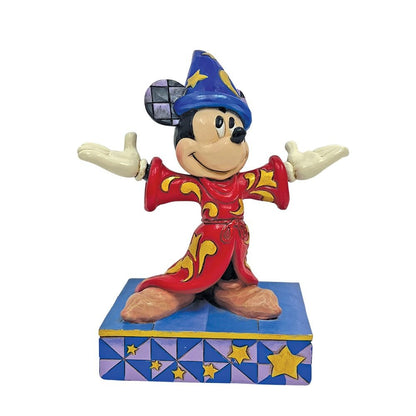 ChatGPT said:
Jim Shore Mickey Mouse beeldje ter viering van het 85-jarig jubileum van Fantasia, met rode gewaden versierd met echte gouden koordjes en verfijnde rosemaling, inclusief iconische tovenaarsmuts, een exclusief en gedetailleerd Disney-verzamelobject.