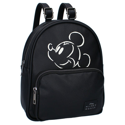 "Deze stoere Mickey Mouse rugzak uit de ‘Sweet About Me’ collectie is een must-have voor fans van dit geliefde tekenfiguur. Met Mickey's iconische hoofd prominent aanwezig is deze tas een echte blikvanger. Gemaakt van PU-leer en in een stijlvolle zwarte kleur, compleet met bijpassende zwarte details op de ritssluiting. De schouderbanden zijn verstelbaar in lengte voor optimaal draagcomfort. Het ruime hoofdvak biedt voldoende opbergruimte voor al je benodigdheden."