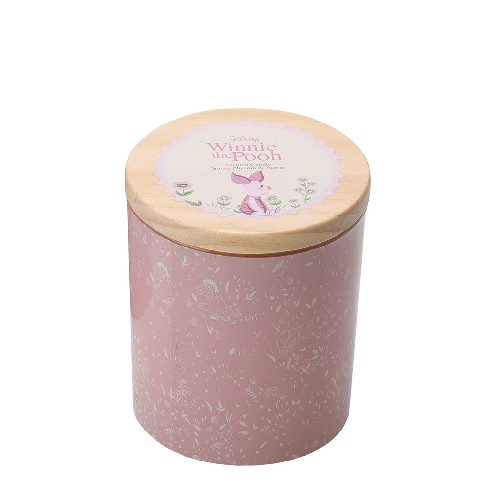 Laat je huis stralen met de frisse, bloemige geur van de Disney Home Knorretje Spring Blossom & Acorn geurkaars. De zachte eikeltonen creëren een gezellige, ontspannen sfeer, terwijl het schattige Knorretje-design een vrolijke toevoeging is aan elk interieur.
