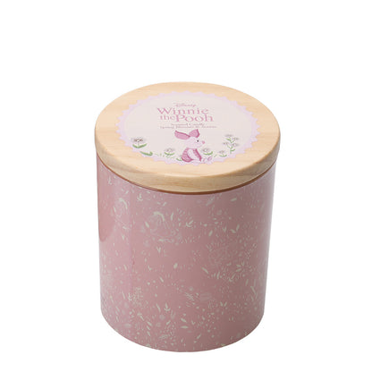 Laat je huis stralen met de frisse, bloemige geur van de Disney Home Knorretje Spring Blossom & Acorn geurkaars. De zachte eikeltonen creëren een gezellige, ontspannen sfeer, terwijl het schattige Knorretje-design een vrolijke toevoeging is aan elk interieur.